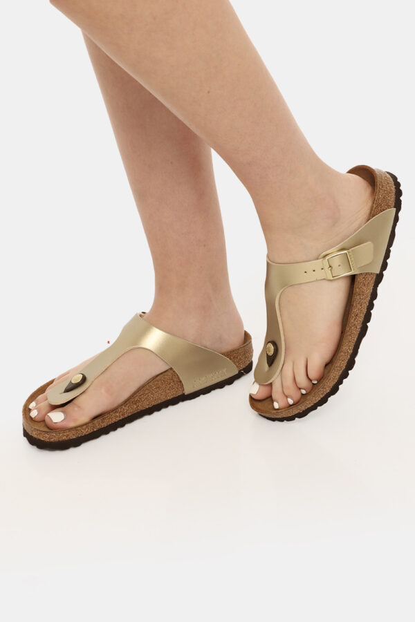 Sandali Birkenstock dorate - COMPOSIZIONE E VESTIBILITÀ:Materiali tessili e altre materieLa modella calza il numero 39 e la