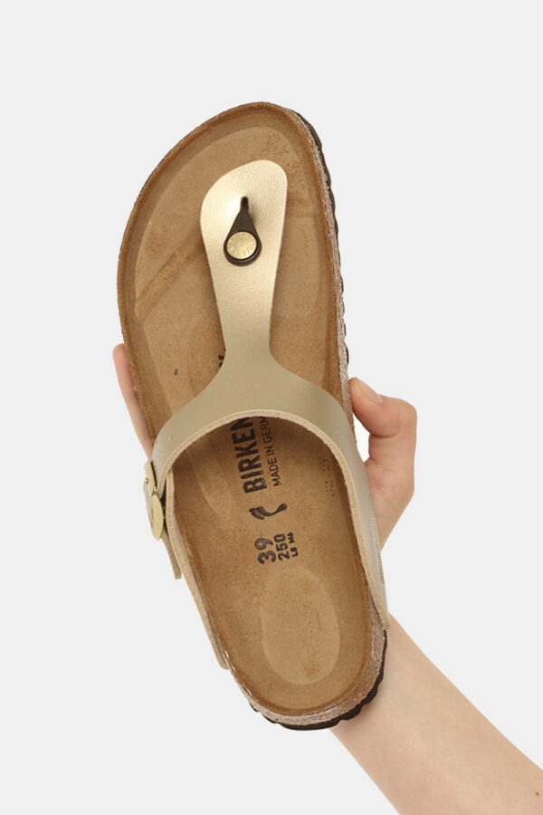 Sandali Birkenstock dorate - COMPOSIZIONE E VESTIBILITÀ:Materiali tessili e altre materieLa modella calza il numero 39 e la