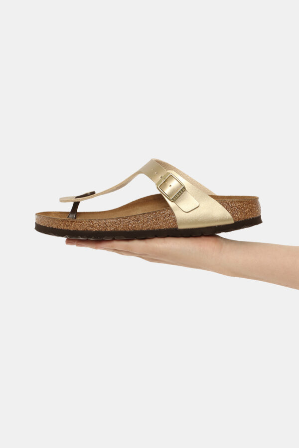 Sandali Birkenstock dorate - COMPOSIZIONE E VESTIBILITÀ:Materiali tessili e altre materieLa modella calza il numero 39 e la