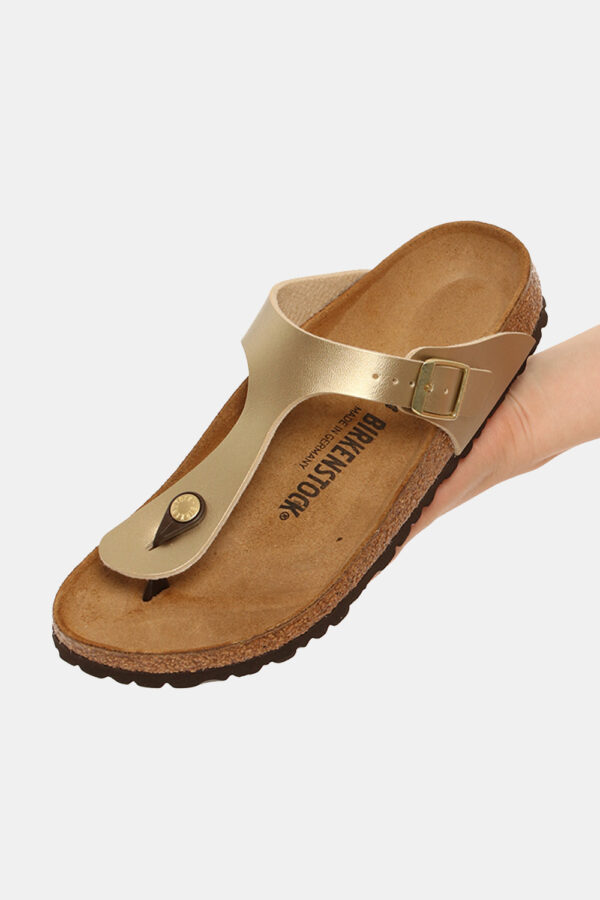 Sandali Birkenstock dorate - COMPOSIZIONE E VESTIBILITÀ:Materiali tessili e altre materieLa modella calza il numero 39 e la