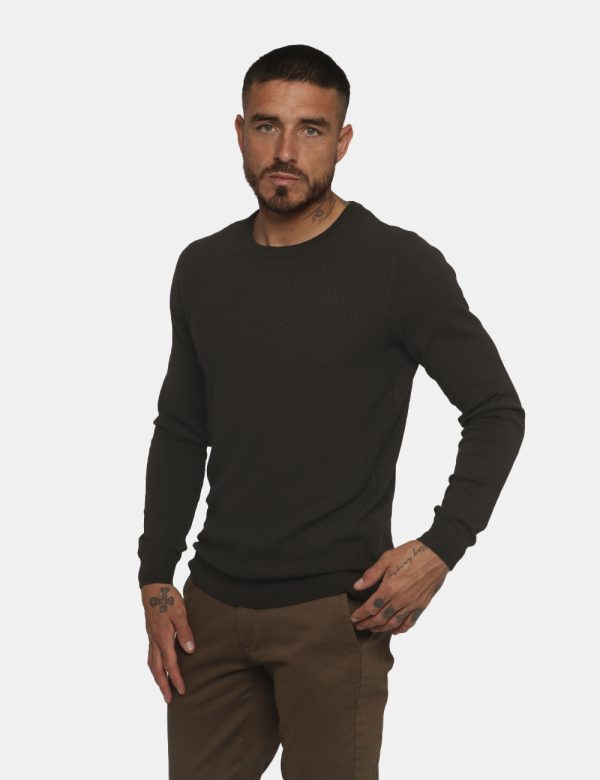 Maglione Goha marrone - COMPOSIZIONE E VESTIBILITÀ:70% viscosa 30% nylonIl modello è alto 178 cm e indossa la taglia L. La v
