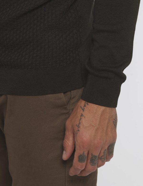 Maglione Goha marrone - COMPOSIZIONE E VESTIBILITÀ:70% viscosa 30% nylonIl modello è alto 178 cm e indossa la taglia L. La v