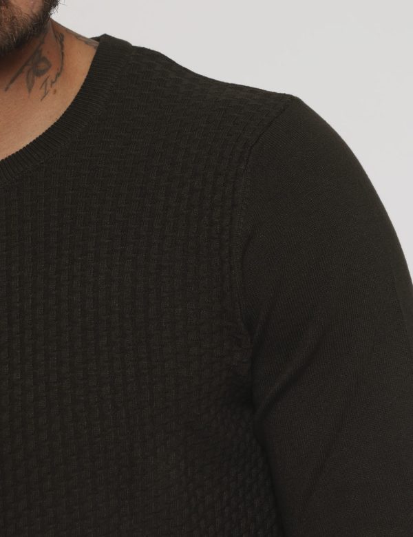 Maglione Goha marrone - COMPOSIZIONE E VESTIBILITÀ:70% viscosa 30% nylonIl modello è alto 178 cm e indossa la taglia L. La v