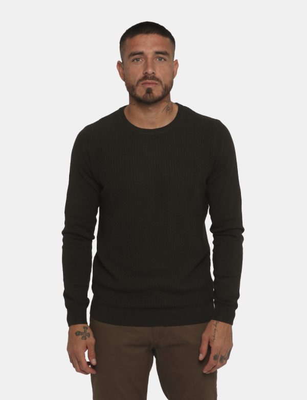 Maglione Goha marrone - COMPOSIZIONE E VESTIBILITÀ:70% viscosa 30% nylonIl modello è alto 178 cm e indossa la taglia L. La v