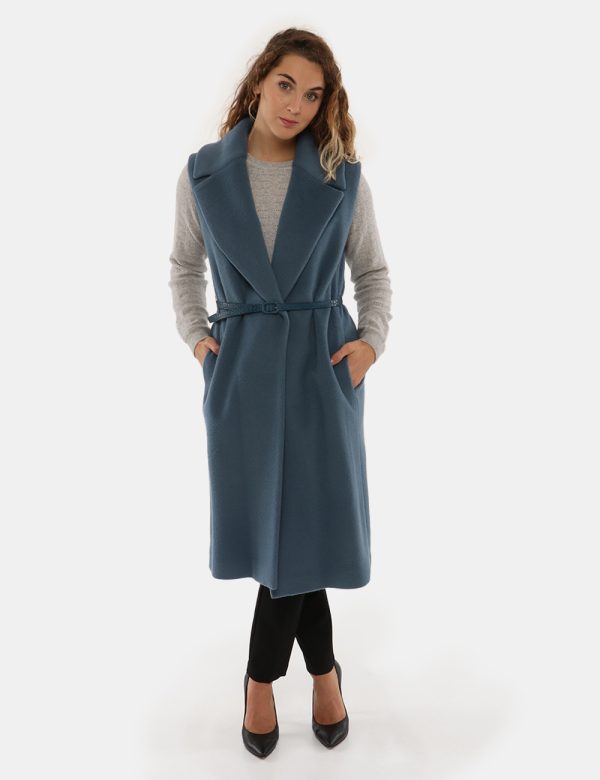Cappotto Seventy smanicato lungo - 65% lana 20% poliammide 10% alpaca 5% mohair Fodera: 64% viscosa 36% cuproLa modella ind
