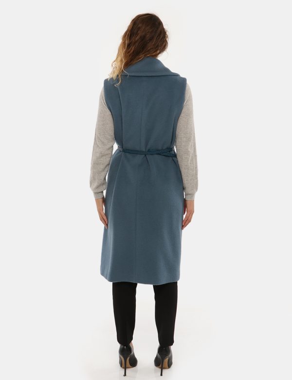 Cappotto Seventy smanicato lungo - 65% lana 20% poliammide 10% alpaca 5% mohair Fodera: 64% viscosa 36% cuproLa modella ind