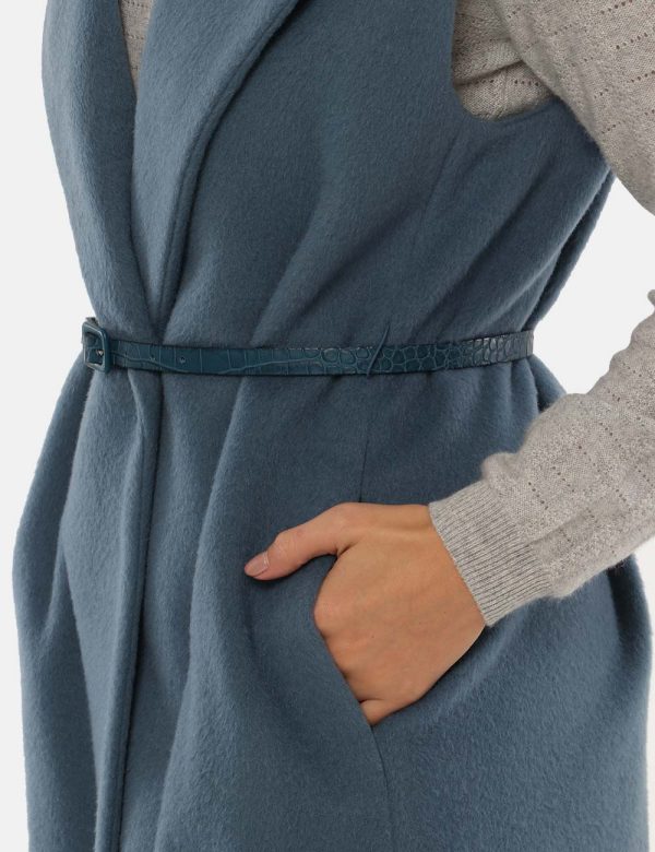 Cappotto Seventy smanicato lungo - 65% lana 20% poliammide 10% alpaca 5% mohair Fodera: 64% viscosa 36% cuproLa modella ind