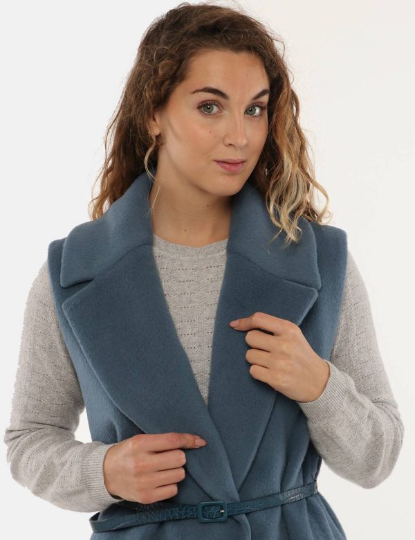 Cappotto Seventy smanicato lungo - 65% lana 20% poliammide 10% alpaca 5% mohair Fodera: 64% viscosa 36% cuproLa modella ind