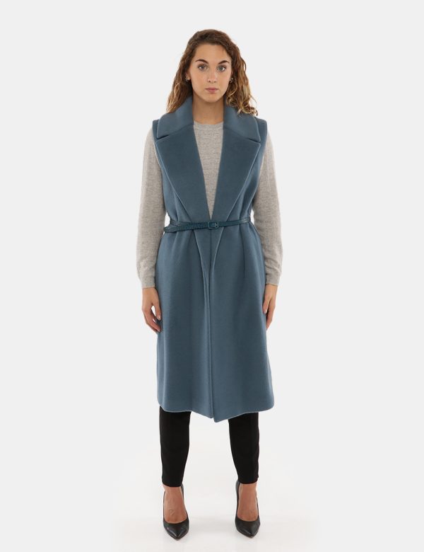 Cappotto Seventy smanicato lungo - 65% lana 20% poliammide 10% alpaca 5% mohair Fodera: 64% viscosa 36% cuproLa modella ind