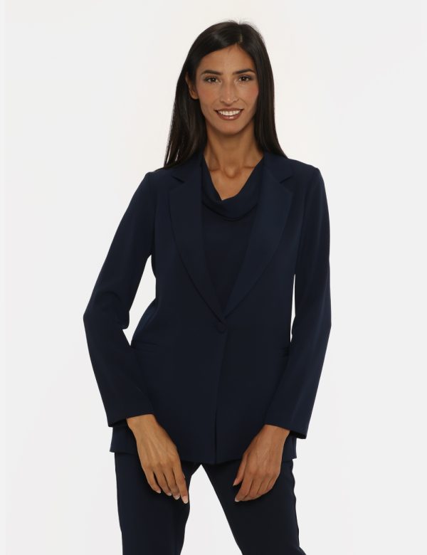 Giacca Vougue blu navy - COMPOSIZIONE E VESTIBILITÀ:97% poliestere 3% elastaneLa modella è alta 176 cm e indossa la taglia S