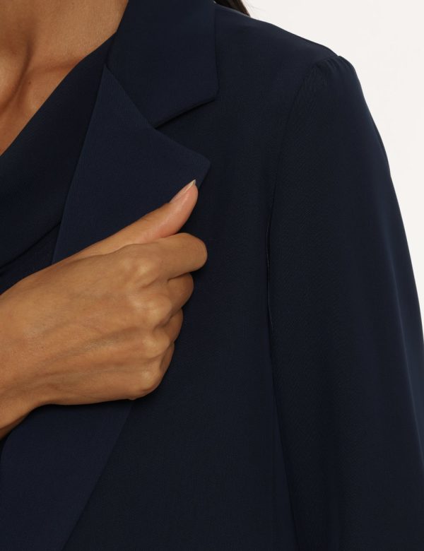 Giacca Vougue blu navy - COMPOSIZIONE E VESTIBILITÀ:97% poliestere 3% elastaneLa modella è alta 176 cm e indossa la taglia S