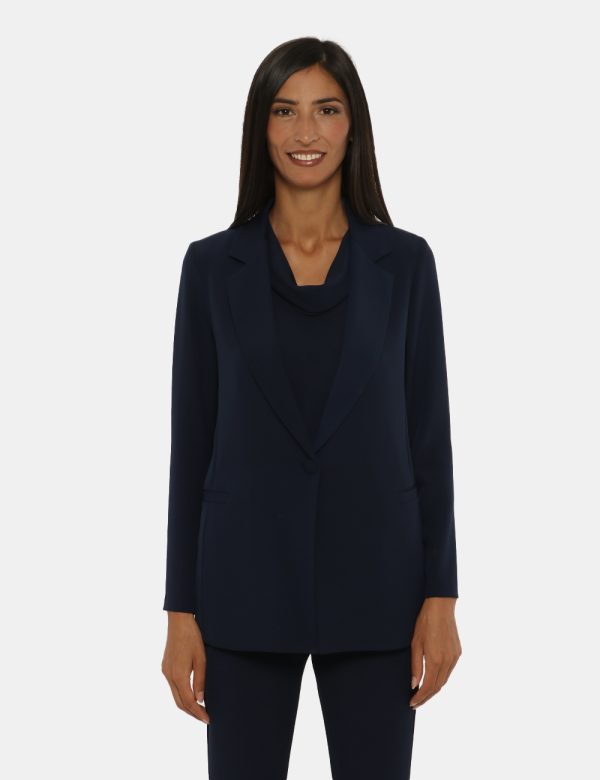 Giacca Vougue blu navy - COMPOSIZIONE E VESTIBILITÀ:97% poliestere 3% elastaneLa modella è alta 176 cm e indossa la taglia S
