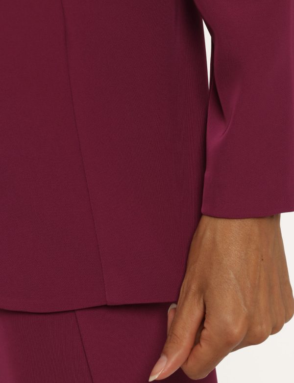 Giacca Vougue bordeaux prugna - COMPOSIZIONE E VESTIBILITÀ:97% poliestere 3% elastaneLa modella è alta 176 cm e indossa la t