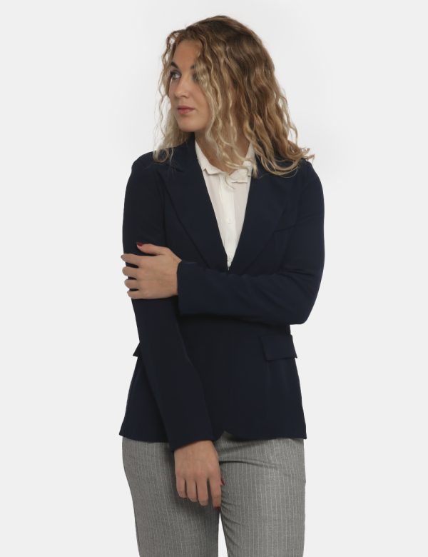 Blazer Vougue blu - COMPOSIZIONE E VESTIBILITÀ:97% poliestere 3% elastaneLa modella è alta 170 cm e indossa la taglia S. La
