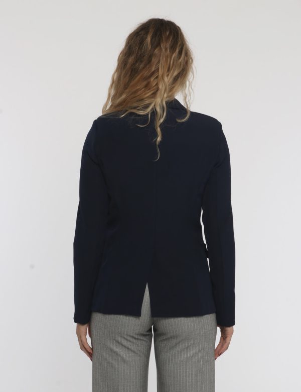 Blazer Vougue blu - COMPOSIZIONE E VESTIBILITÀ:97% poliestere 3% elastaneLa modella è alta 170 cm e indossa la taglia S. La