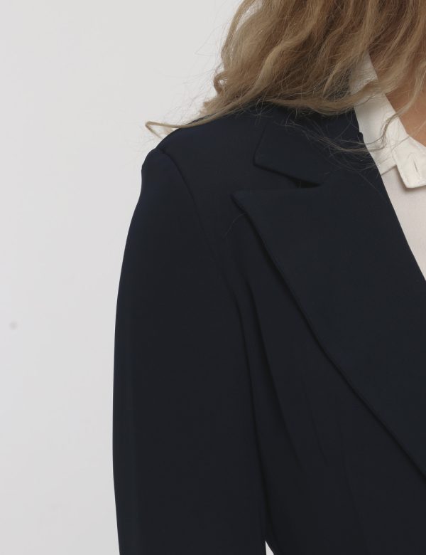 Blazer Vougue blu - COMPOSIZIONE E VESTIBILITÀ:97% poliestere 3% elastaneLa modella è alta 170 cm e indossa la taglia S. La