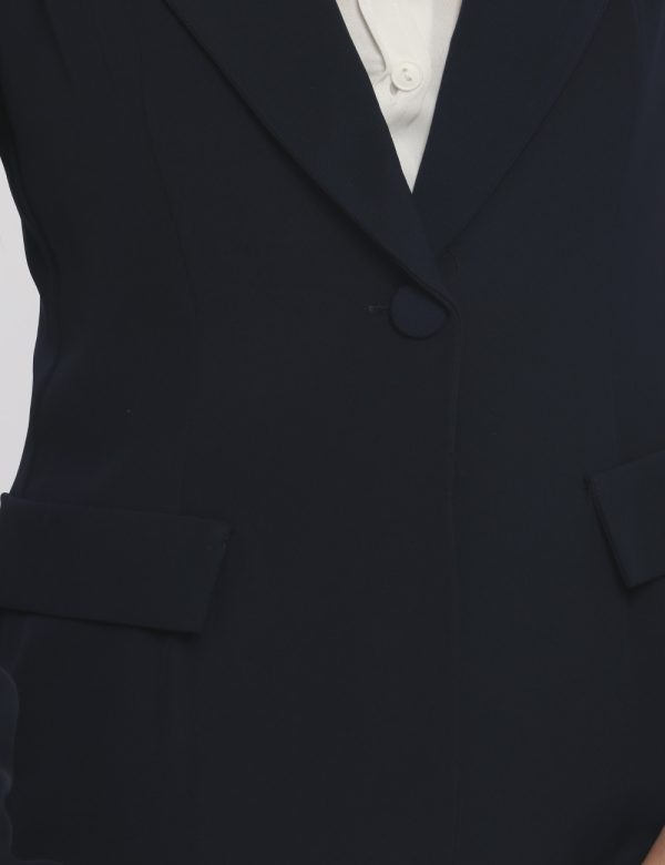 Blazer Vougue blu - COMPOSIZIONE E VESTIBILITÀ:97% poliestere 3% elastaneLa modella è alta 170 cm e indossa la taglia S. La