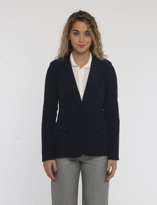 Blazer Vougue blu - COMPOSIZIONE E VESTIBILITÀ:97% poliestere 3% elastaneLa modella è alta 170 cm e indossa la taglia S. La