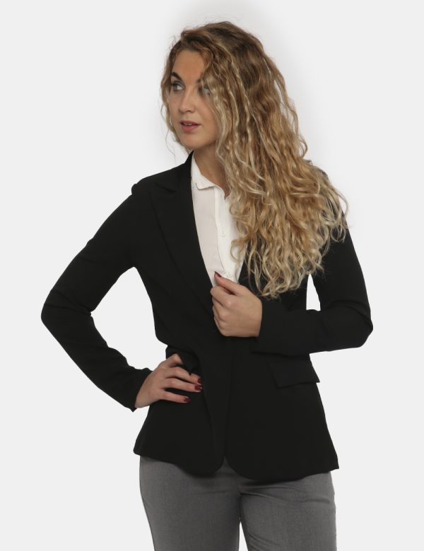 Blazer Vougue nero - COMPOSIZIONE E VESTIBILITÀ:97% poliestere 3% elastaneLa modella è alta 170 cm e indossa la taglia S. La