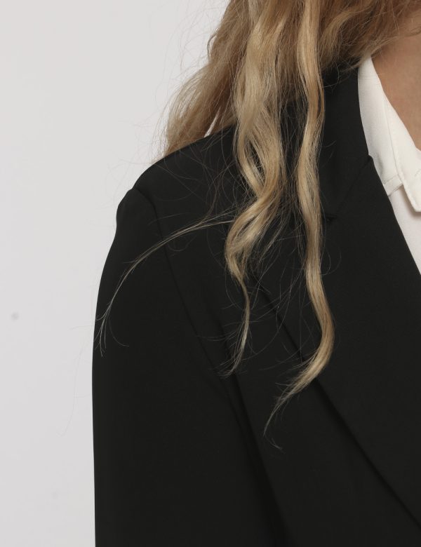 Blazer Vougue nero - COMPOSIZIONE E VESTIBILITÀ:97% poliestere 3% elastaneLa modella è alta 170 cm e indossa la taglia S. La