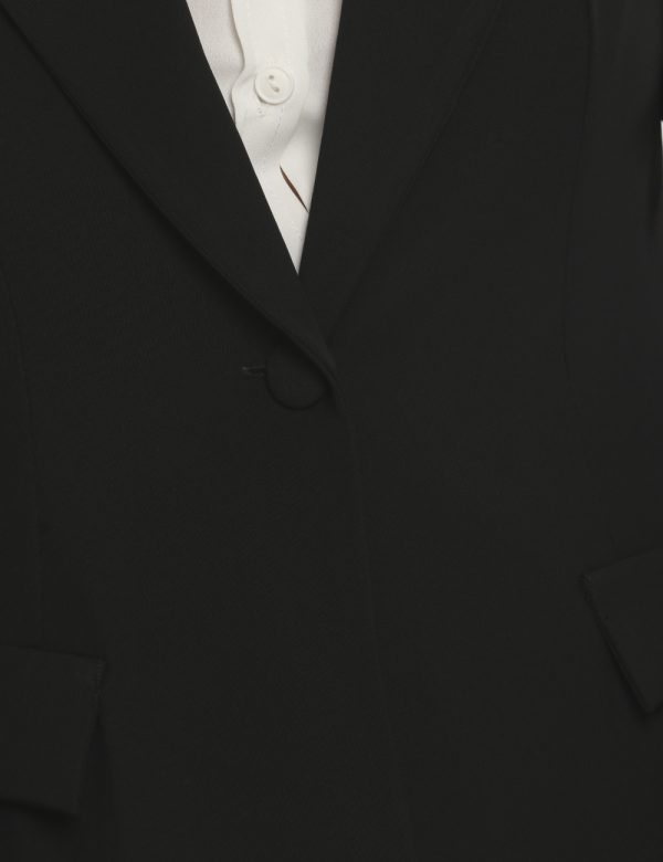 Blazer Vougue nero - COMPOSIZIONE E VESTIBILITÀ:97% poliestere 3% elastaneLa modella è alta 170 cm e indossa la taglia S. La