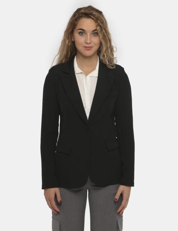 Blazer Vougue nero - COMPOSIZIONE E VESTIBILITÀ:97% poliestere 3% elastaneLa modella è alta 170 cm e indossa la taglia S. La