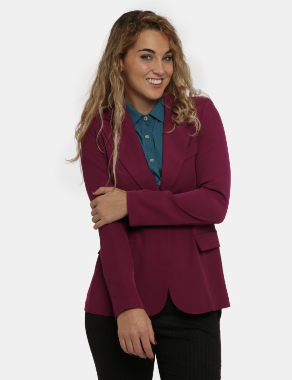 Blazer Vougue bordeaux - COMPOSIZIONE E VESTIBILITÀ:97% poliestere 3% elastaneLa modella è alta 170 cm e indossa la taglia S
