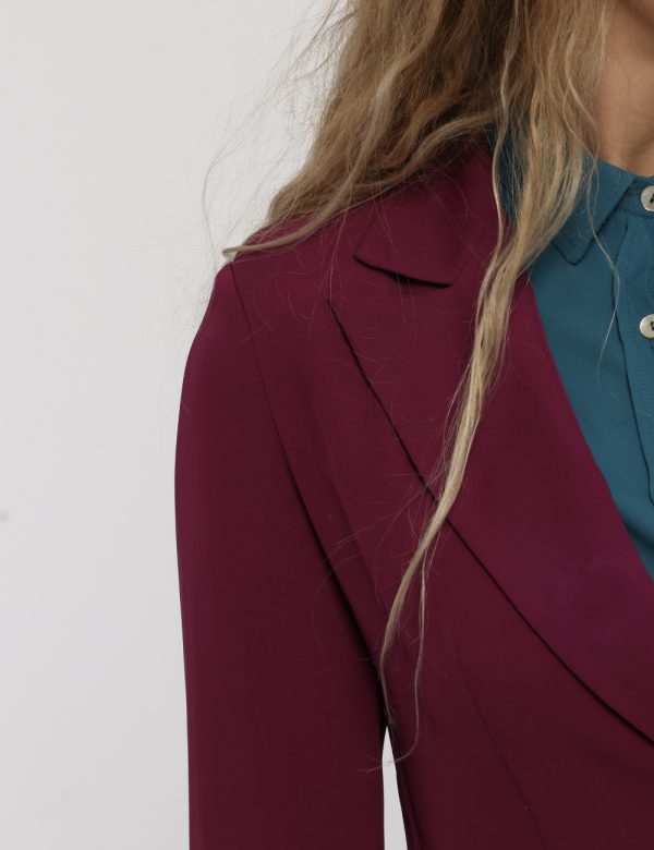 Blazer Vougue bordeaux - COMPOSIZIONE E VESTIBILITÀ:97% poliestere 3% elastaneLa modella è alta 170 cm e indossa la taglia S