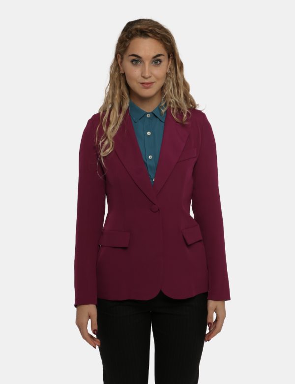 Blazer Vougue bordeaux - COMPOSIZIONE E VESTIBILITÀ:97% poliestere 3% elastaneLa modella è alta 170 cm e indossa la taglia S