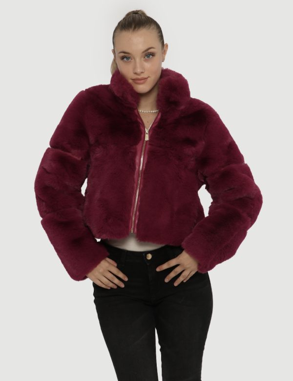 Pelliccia Yes Zee bordeaux - COMPOSIZIONE E VESTIBILITÀ:100% poliestereLa modella è alta 172 cm e indossa la taglia S. La ve