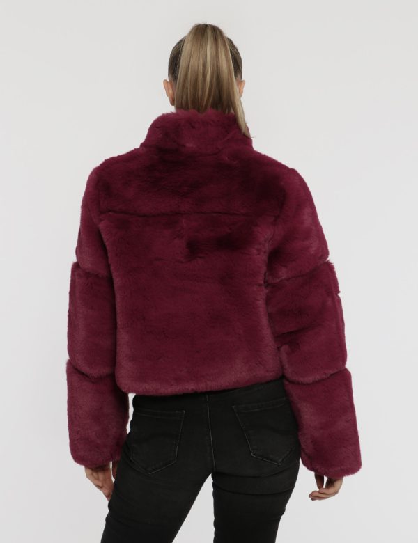 Pelliccia Yes Zee bordeaux - COMPOSIZIONE E VESTIBILITÀ:100% poliestereLa modella è alta 172 cm e indossa la taglia S. La ve