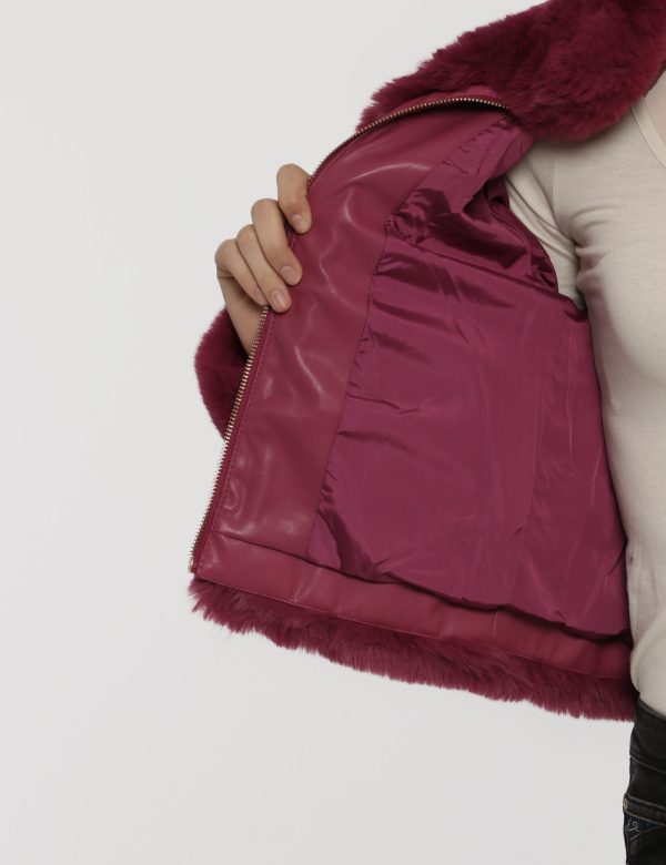 Pelliccia Yes Zee bordeaux - COMPOSIZIONE E VESTIBILITÀ:100% poliestereLa modella è alta 172 cm e indossa la taglia S. La ve
