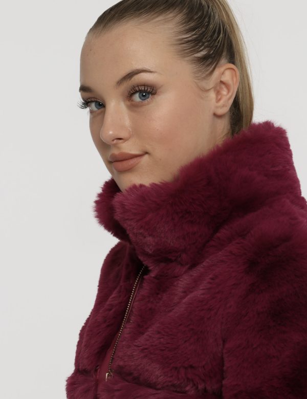 Pelliccia Yes Zee bordeaux - COMPOSIZIONE E VESTIBILITÀ:100% poliestereLa modella è alta 172 cm e indossa la taglia S. La ve