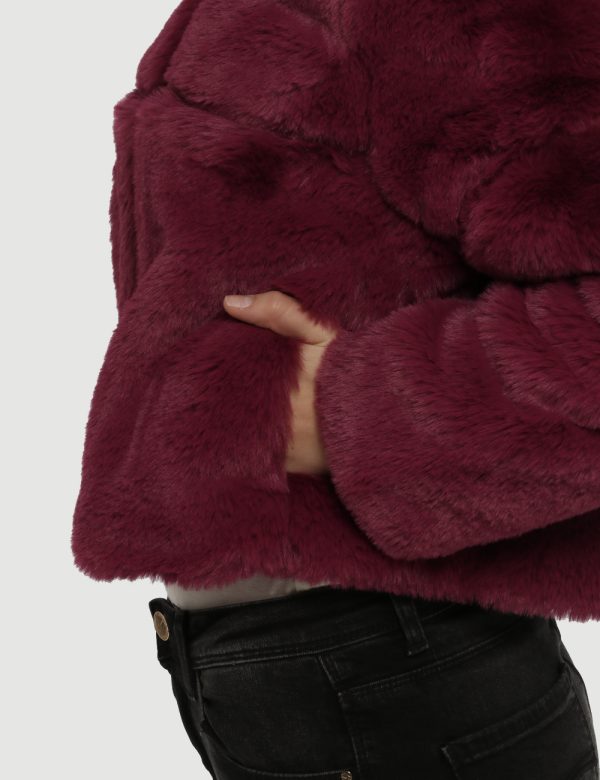 Pelliccia Yes Zee bordeaux - COMPOSIZIONE E VESTIBILITÀ:100% poliestereLa modella è alta 172 cm e indossa la taglia S. La ve