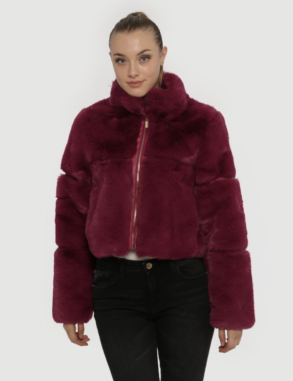 Pelliccia Yes Zee bordeaux - COMPOSIZIONE E VESTIBILITÀ:100% poliestereLa modella è alta 172 cm e indossa la taglia S. La ve
