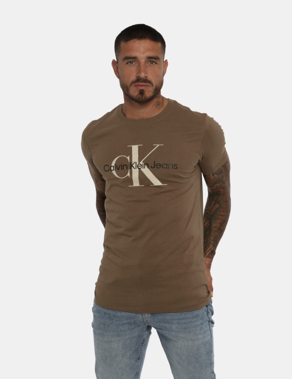 T-shirt Calvin Klein marrone - COMPOSIZIONE E VESTIBILITÀ:100% cotoneIl modello è alto 178 cm e indossa la taglia L. La vest