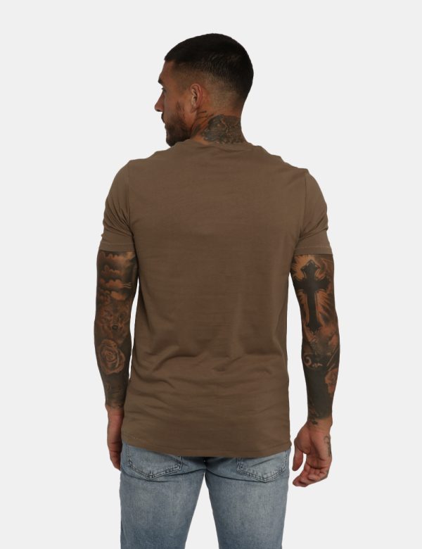 T-shirt Calvin Klein marrone - COMPOSIZIONE E VESTIBILITÀ:100% cotoneIl modello è alto 178 cm e indossa la taglia L. La vest