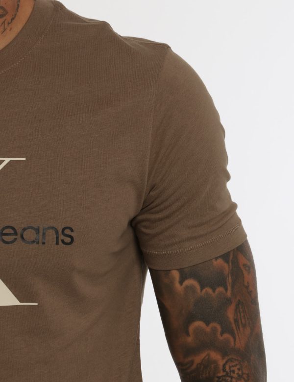 T-shirt Calvin Klein marrone - COMPOSIZIONE E VESTIBILITÀ:100% cotoneIl modello è alto 178 cm e indossa la taglia L. La vest