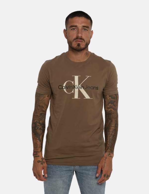 T-shirt Calvin Klein marrone - COMPOSIZIONE E VESTIBILITÀ:100% cotoneIl modello è alto 178 cm e indossa la taglia L. La vest
