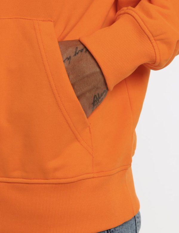 Felpa Calvin Klein arancione - COMPOSIZIONE E VESTIBILITÀ:100% cotoneIl modello è alto 178 cm e indossa la taglia L. La vest