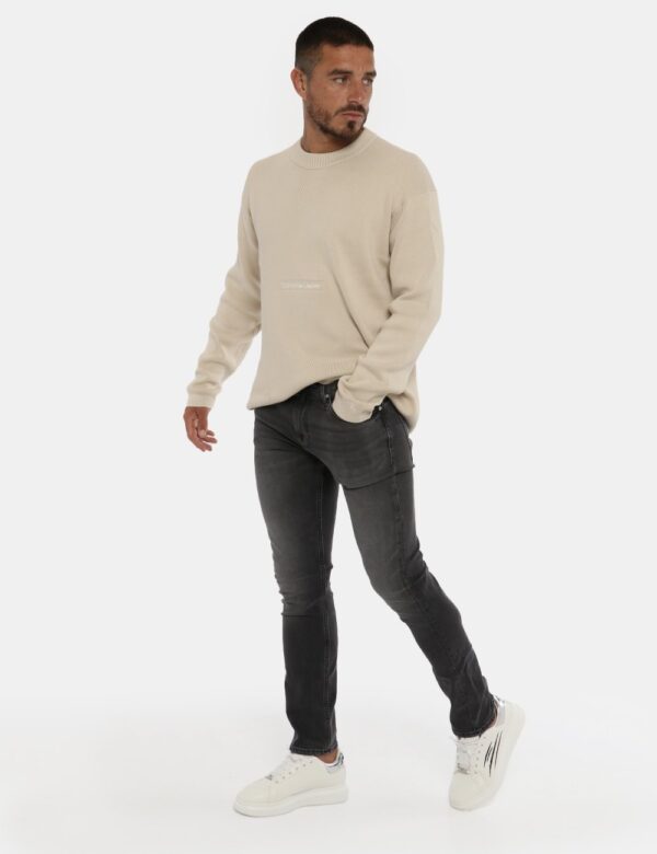 Jeans Calvin Klein nero - COMPOSIZIONE E VESTIBILITÀ:99% cotone 1% elastaneIl modello è alto 178 cm e indossa la taglia 32
