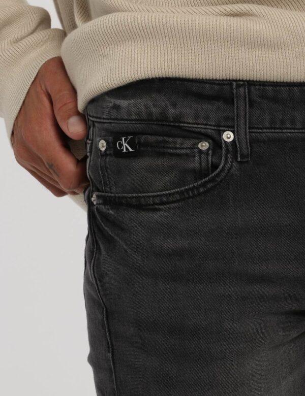 Jeans Calvin Klein nero - COMPOSIZIONE E VESTIBILITÀ:99% cotone 1% elastaneIl modello è alto 178 cm e indossa la taglia 32