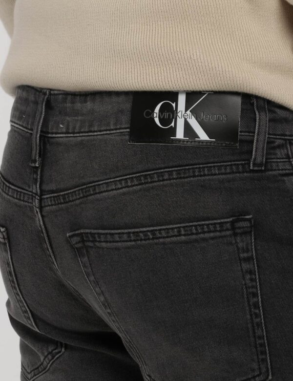 Jeans Calvin Klein nero - COMPOSIZIONE E VESTIBILITÀ:99% cotone 1% elastaneIl modello è alto 178 cm e indossa la taglia 32