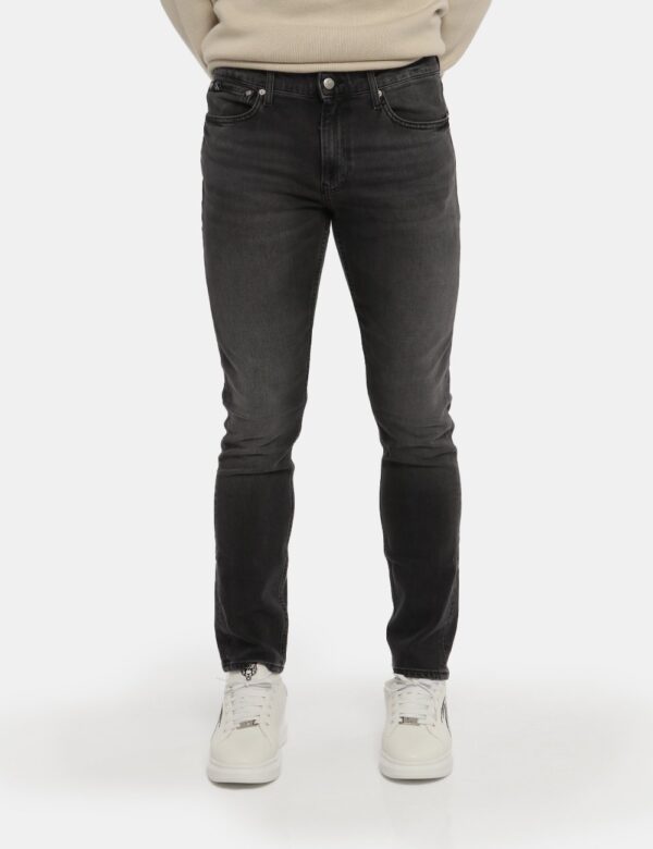 Jeans Calvin Klein nero - COMPOSIZIONE E VESTIBILITÀ:99% cotone 1% elastaneIl modello è alto 178 cm e indossa la taglia 32