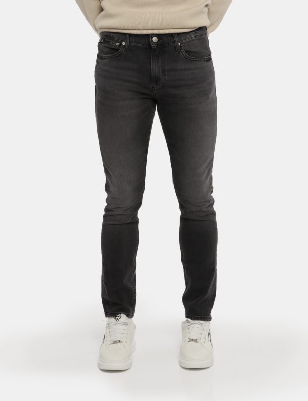 Jeans Calvin Klein nero - COMPOSIZIONE E VESTIBILITÀ:99% cotone 1% elastaneIl modello è alto 178 cm e indossa la taglia 32