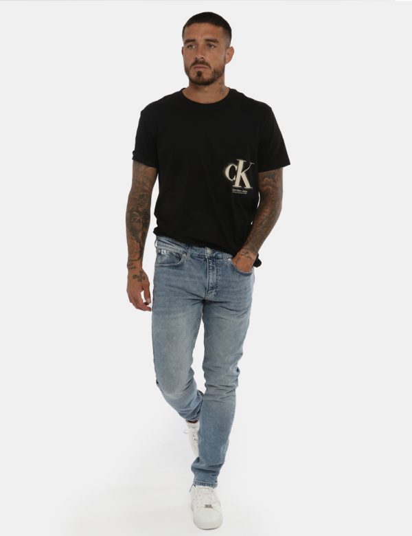 Jeans Calvin Klein blu denim - COMPOSIZIONE E VESTIBILITÀ:99% cotone 1% elastaneIl modello è alto 178 cm e indossa la taglia