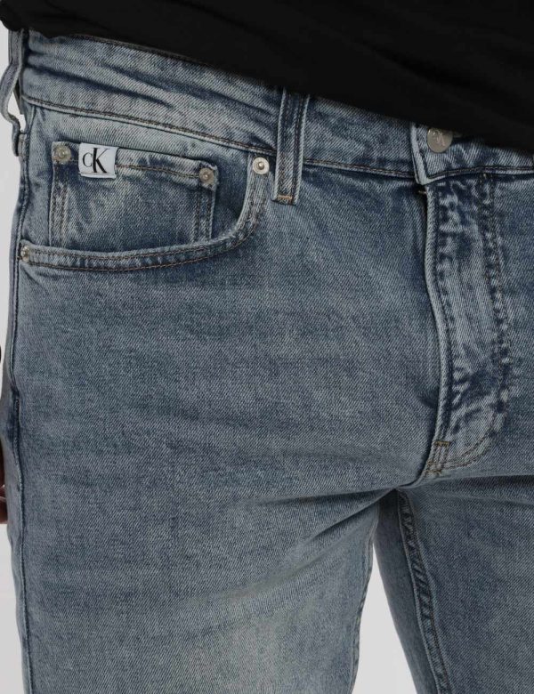 Jeans Calvin Klein blu denim - COMPOSIZIONE E VESTIBILITÀ:99% cotone 1% elastaneIl modello è alto 178 cm e indossa la taglia