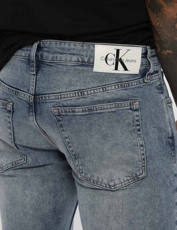 Jeans Calvin Klein blu denim - COMPOSIZIONE E VESTIBILITÀ:99% cotone 1% elastaneIl modello è alto 178 cm e indossa la taglia