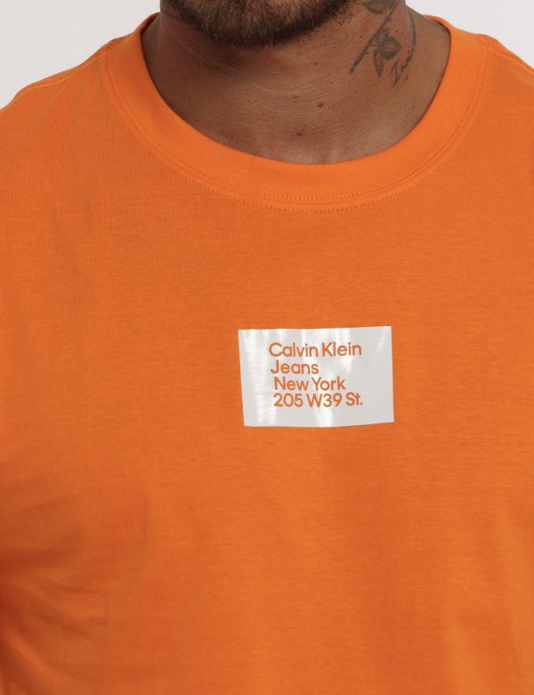 T-shirt Calvin Klein arancione - COMPOSIZIONE E VESTIBILITÀ:100% cotoneIl modello è alto 178 cm e indossa la taglia L. La ve