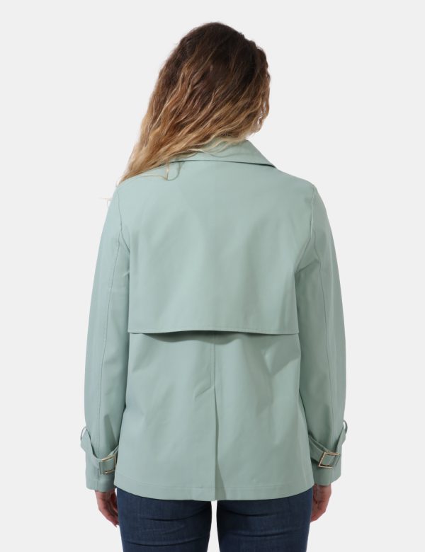 Giacca Yes Zee Verde - Giacca lunga simil spolverino in total verde pastello. Presenti tasche a taglio e cinturino sui polsi